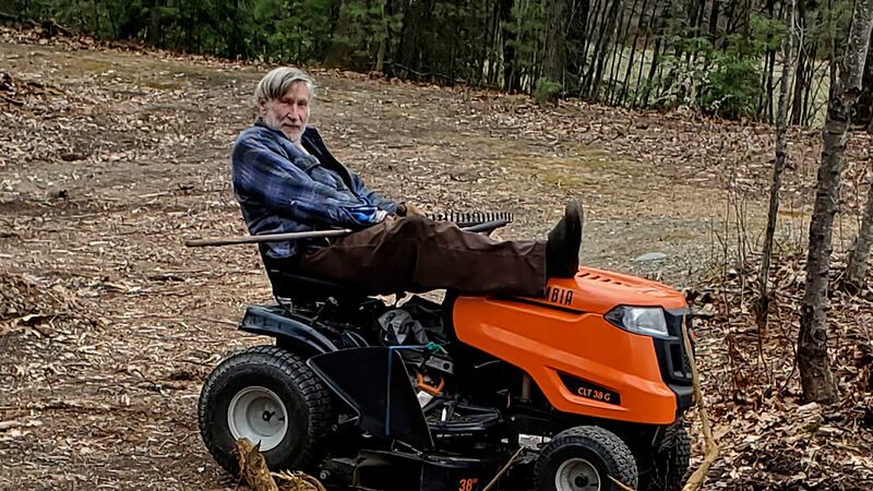 Geoffrey Holt y su tractor cortacésped en Hinsdale, Nueva Hampshire, el 4 de abril de 2020....